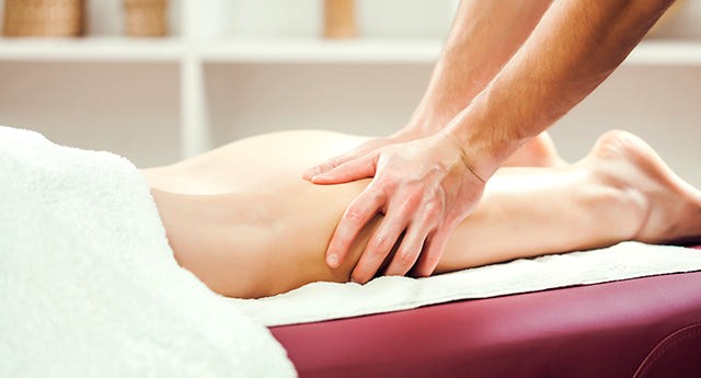 Femme qui se fait massait contre la rétention d'eau